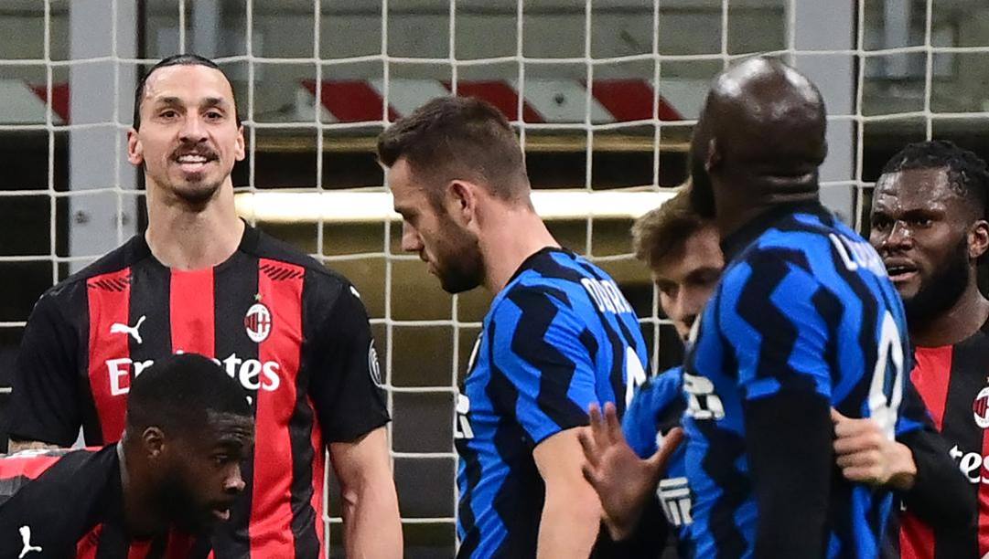 La lite tra Zlatan Ibrahimovic, 39 anni, e Romelu Lukaku, 27, nel derby di Coppa Italia. AFP 