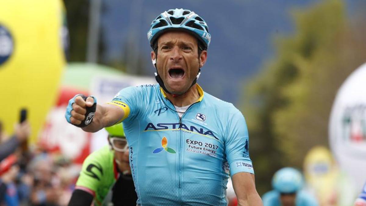 Torna l’asta benefica “Una maglia per il Covid”. C’è anche il cappellino di Scarponi