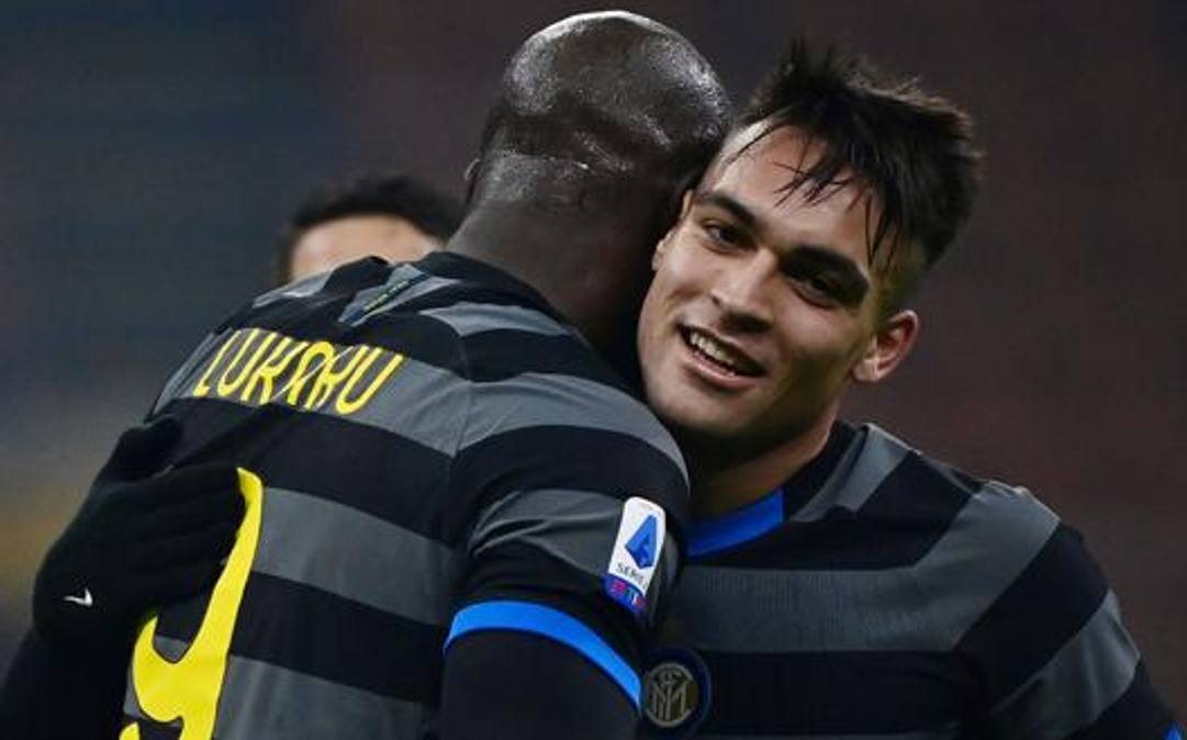 Romelu Lukaku, 27 anni, esulta con Lautaro Martinez, 23. AFP Romelu Lukaku, 27 anni, esulta con Lautaro Martinez, 23. AFP