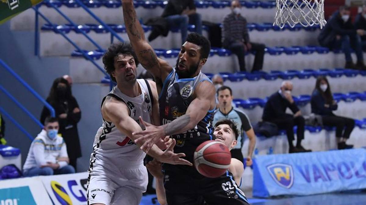 Hunter ne fa 28, la Virtus passa a Cremona