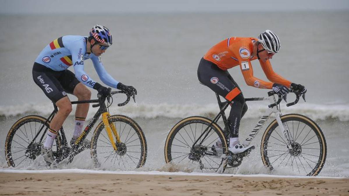 Mondiali di ciclocross, Van der Poel fa un poker d’oro. Van Aert resta d’argento