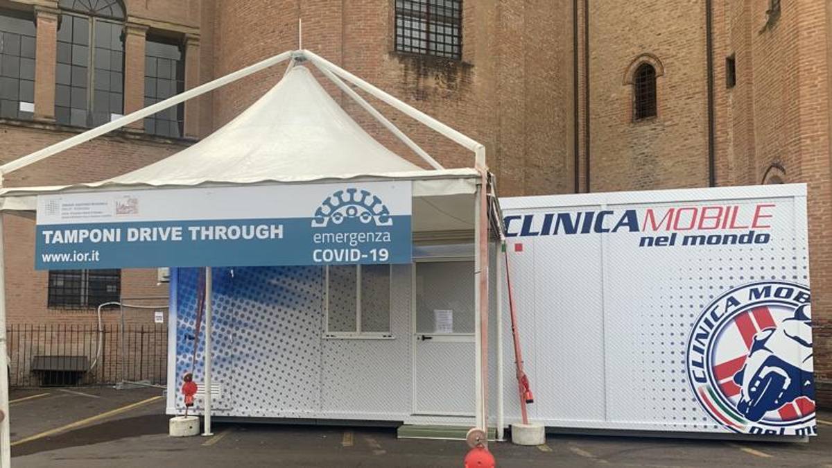 Covid, all'Ospedale Rizzoli i tamponi con la Clinica Mobile delle due ruote