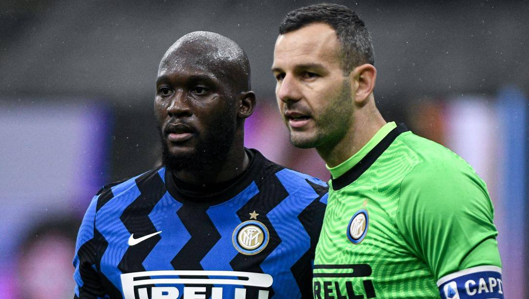 Romelu Lukaku (27 anni) e Samir Handanovic (36), bomber e capitano dell'Inter. LAPRESSE 