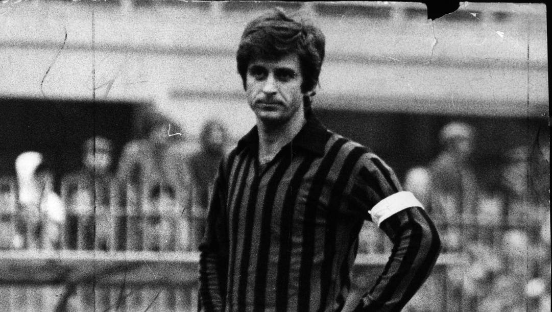 Gianni Rivera con la maglia del Milan e la fascia da capitano 