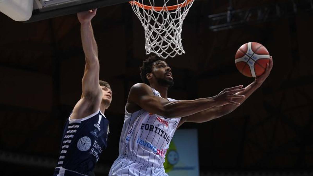 La Fortitudo passa a Varese con la coppia Banks-Saunders