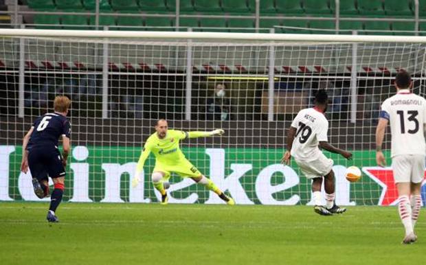 Franck Kessie trasforma il rigore del vantaggio rossonero. Ansa Franck Kessie trasforma il rigore del vantaggio rossonero. Ansa
