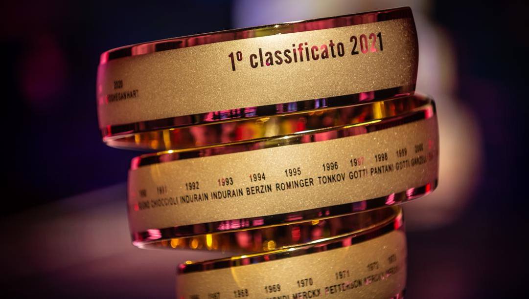Il trofeo Senza Fine con i nomi dei vincitori del Giro d'Italia. Il prossimo nome sarà inciso il 30 maggio. Lapresse  