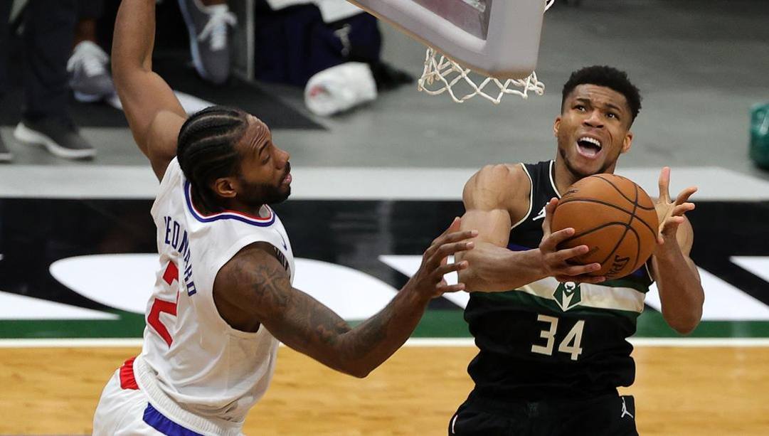 Kawhi Leonard contro Giannis Antetokounmpo: il duello più importante del match. Afp 