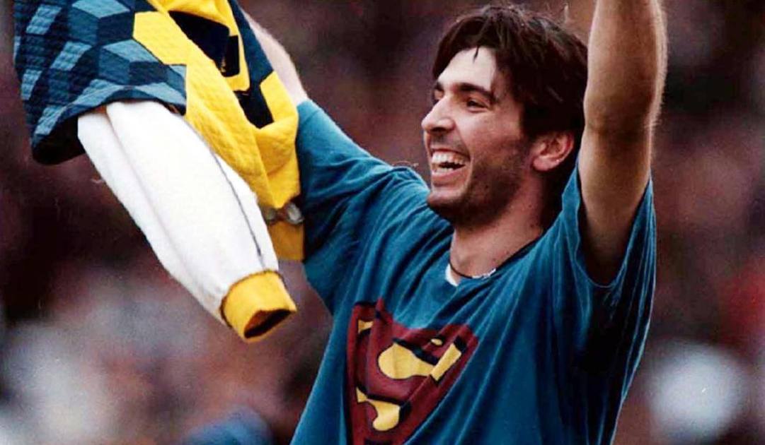 Gigi Buffon esulta con la maglia di Superman. Ap 