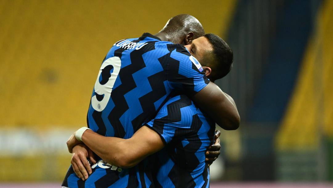 Romelu Lukaku, 27 anni, abbraccia Alexis Sanchez, 32. Lapresse 