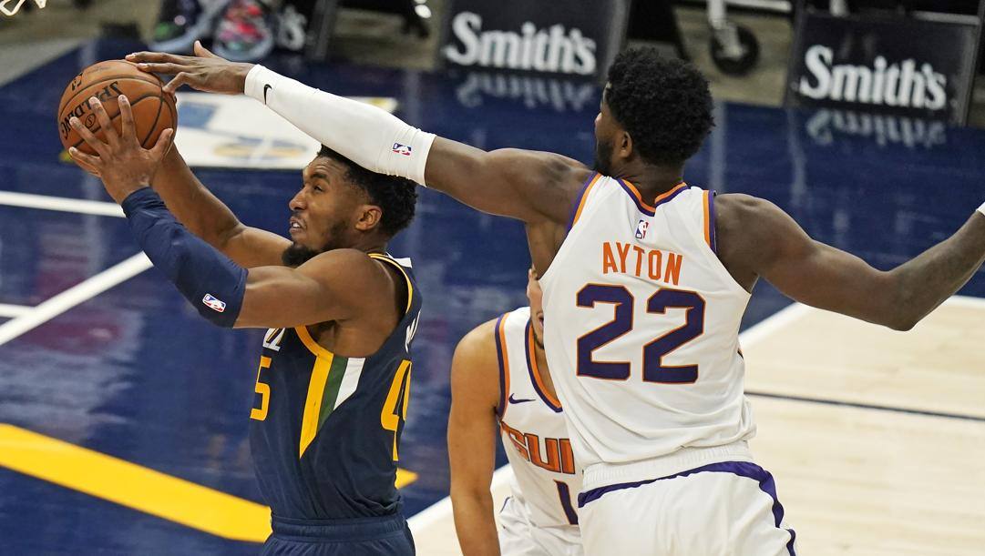 Donovan Mitchell e DeAndre Ayton durante un Jazz-Suns: sono le squadre che meritano il voto più alto in pagella. Ap 