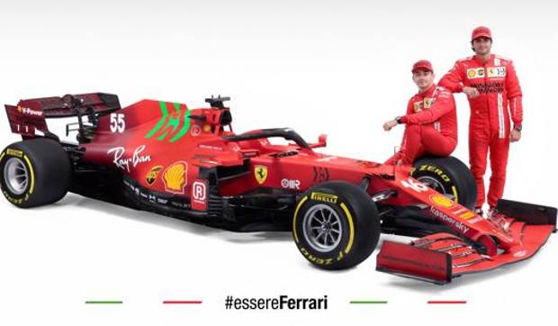 La Ferrari SF21 con i piloti Leclerc (seduto) e Sainz. Scuderia Ferrari 