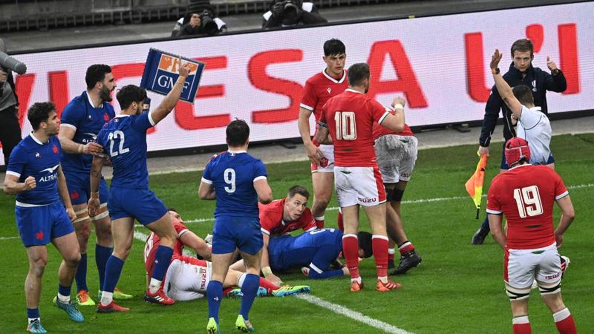 Galles, che beffa! La Francia rimonta nel recupero: il titolo resta in bilico