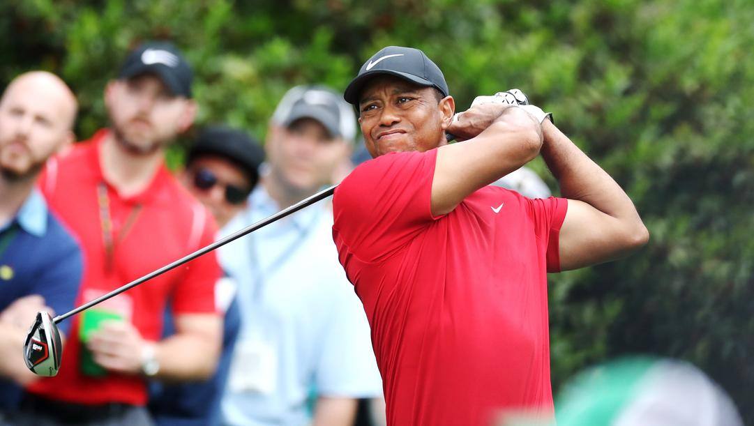 Tiger Woods con la maglia rossa portafortuna. Afp 