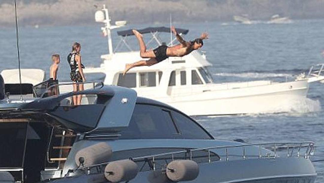 Ibra si tuffa dal suo yacht 