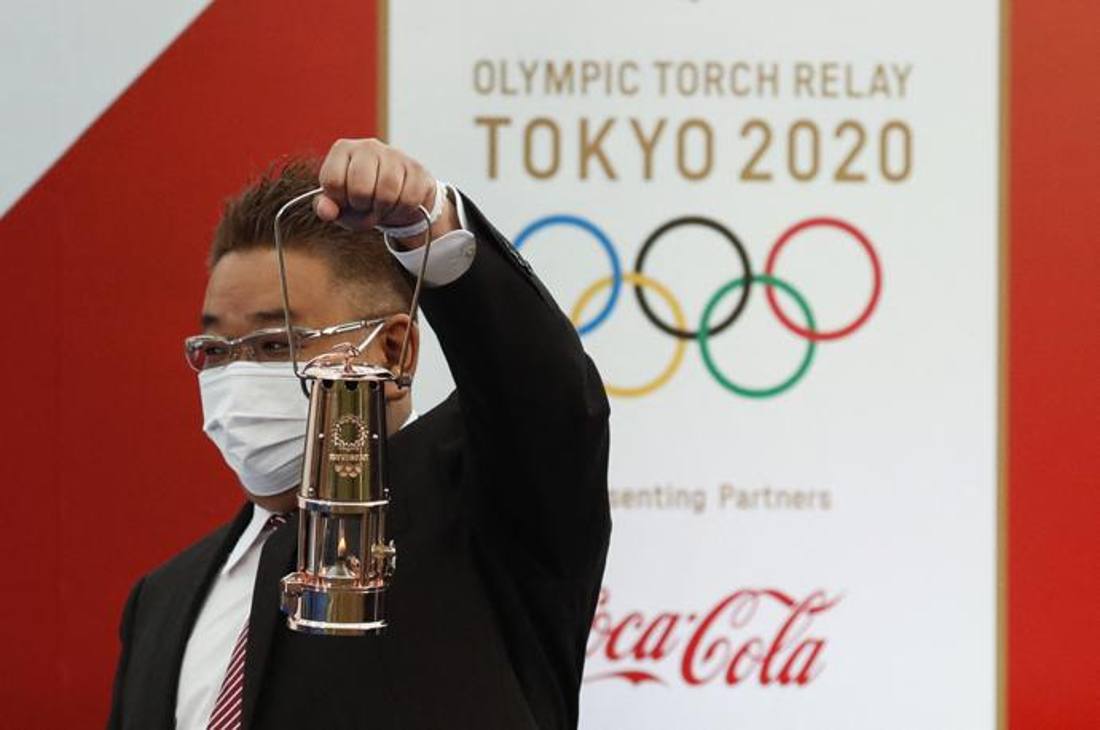  Da Fukushima è partita la torcia olimpica, destinazione Tokyo. Qui l'attore Mikio Date nella cerimonia che ha preceduto l'inizio del viaggio. Afp  