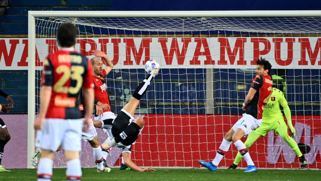 Il gol in rovesciata di Graziano Pellè contro il Genoa (LAPRESSE) 