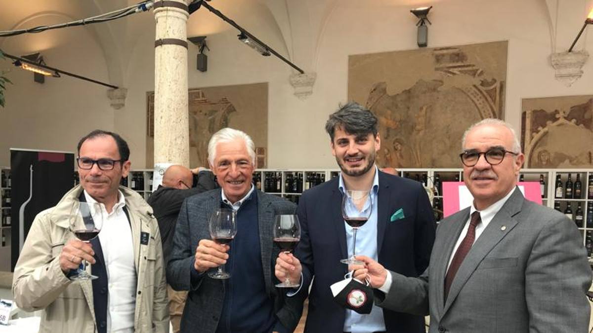 Il Giro d’Italia torna a correre fra i paesaggi della Val d’Orcia