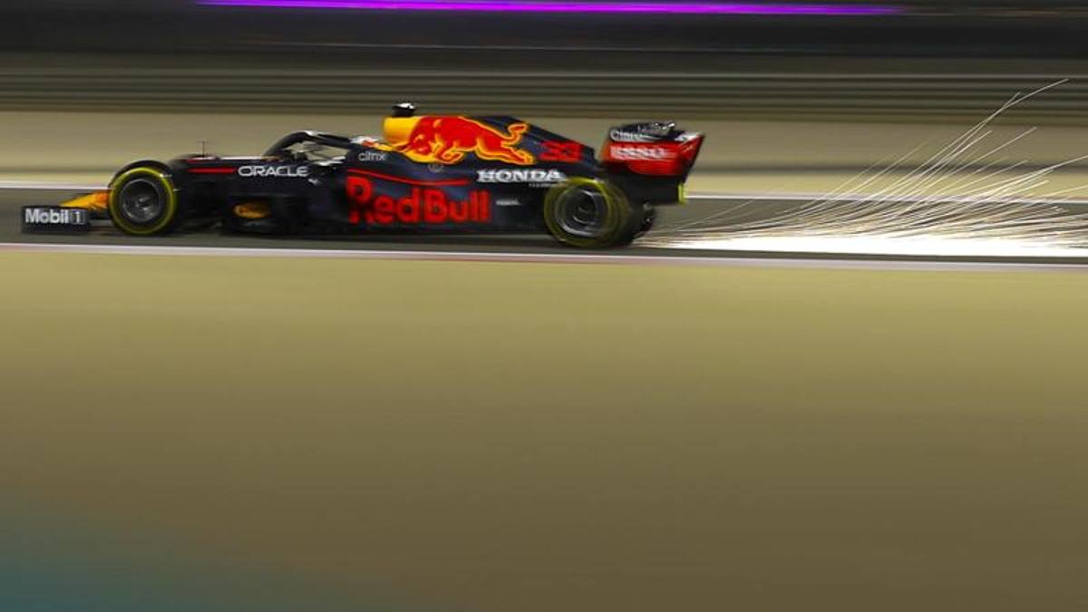 Free 2 F1 in Bahrain, Verstappen dominates.  Ferrari fourth with Sainz in the wake of Hamilton