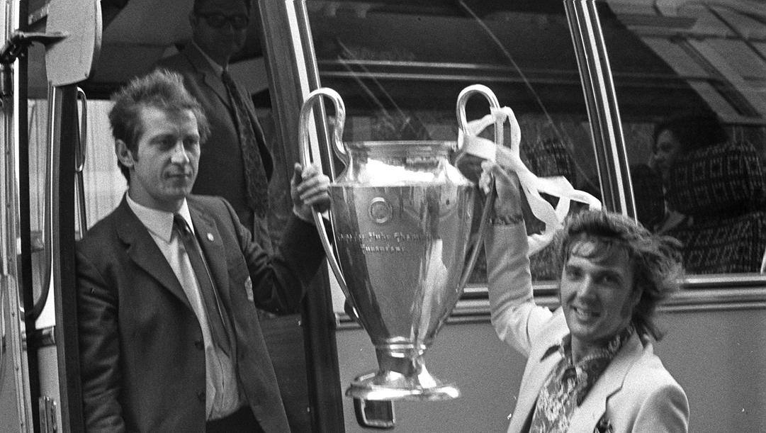 Ruud Krol, a destra, con la Coppa a Wembley nel 1971 