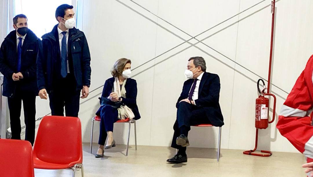 Il premier Mario Draghi e la moglie in attesa del vaccino nell'hub della stazione Termini. Ansa 