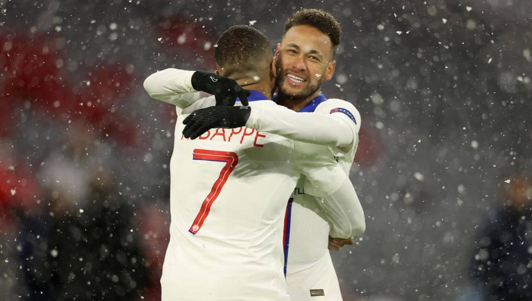 L'abbraccio tra Neymar e Mbappè sotto la neve di Monaco. Getty 
