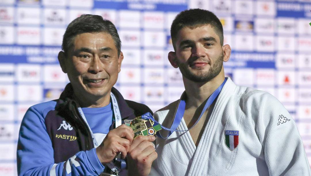 Manuel Lombardo, oro nei 66 kg, con il direttore tecnico azzurro Kiyoshi Murakami 