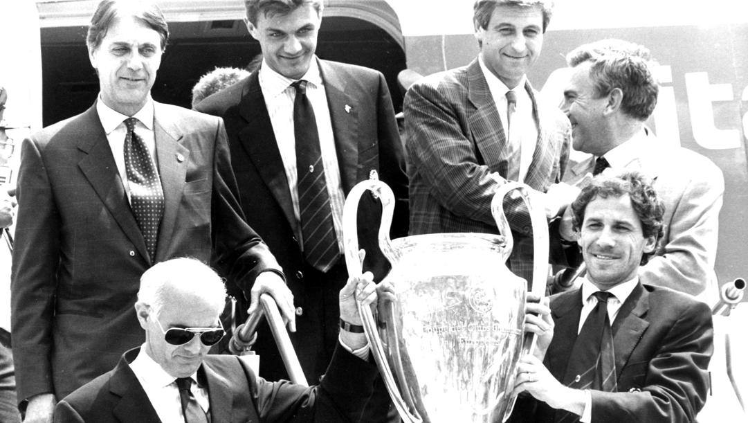 Arrigo Sacchi e alcuni giocatori del Milan cn la Coppa dei Campioni del 1989  