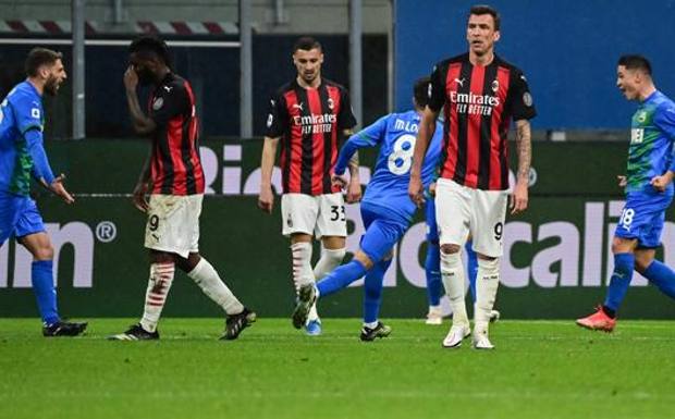 Il Sassuolo esulta dopo il secondo gol di Raspadori. Afp Il Sassuolo esulta dopo il secondo gol di Raspadori. Afp