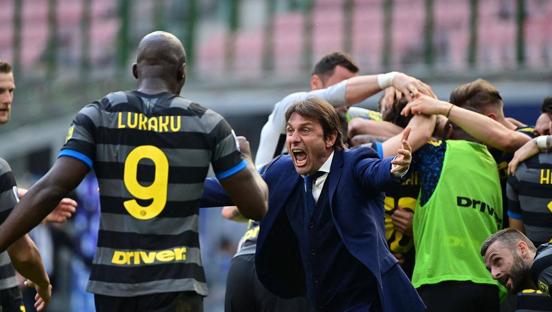 Antonio Conte (51 anni) esulta con i propri ragazzi: il tecnico leccese vince lo scudetto alla seconda stagione sulla panchina dell'Inter. AFP 