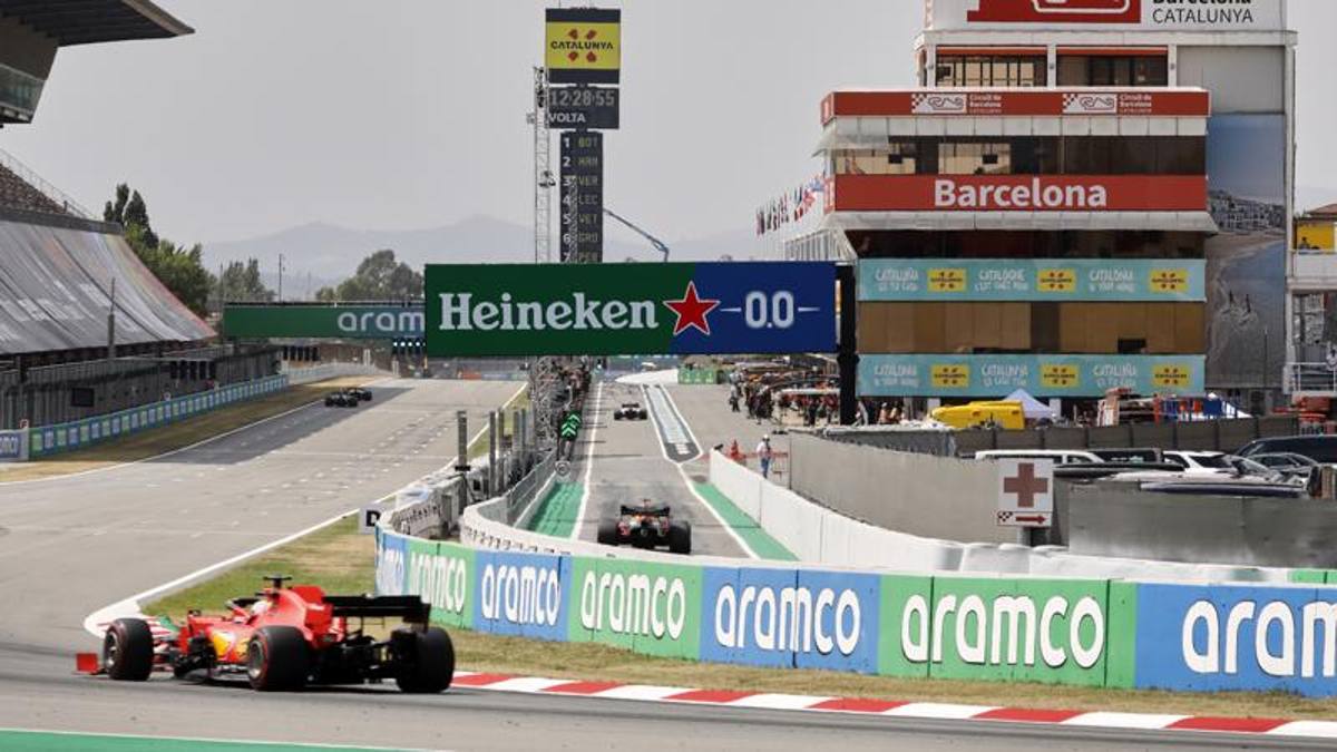 F1, 1000 espectadores en el GP de España en el stand con la máscara puesta