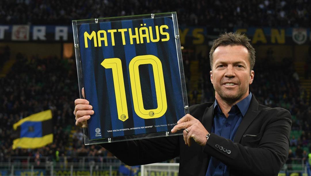 Lothar Herbert Matthäus (classe 1961) in posa con la "sua" maglia numero 10 dell'Inter. GETTY 
