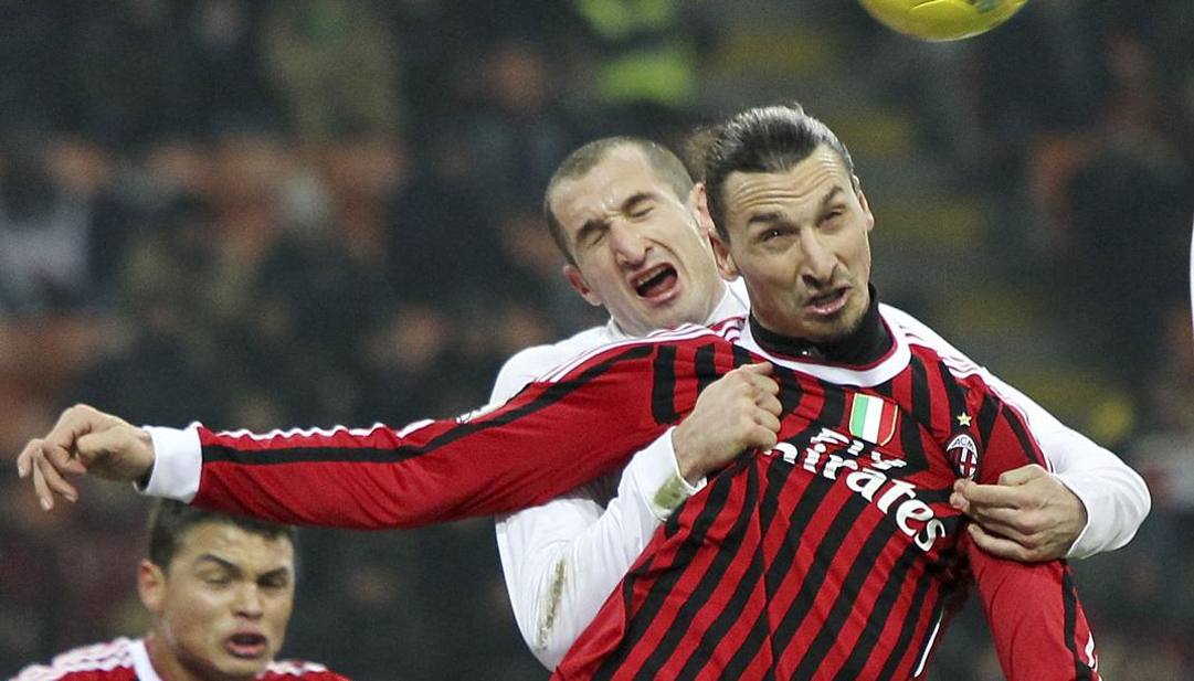 Giorgio Chiellini e Zlatan Ibrahimovic. Era l'8 febbraio 2012. Lapresse 