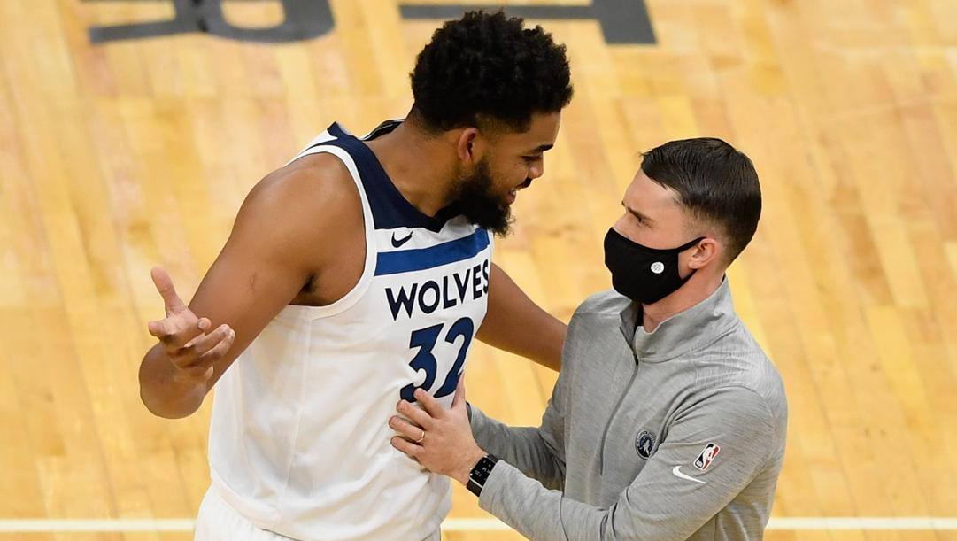 Karl-Anthony Towns con Ryan Saunders all'inizio del 2020-21. Afp 