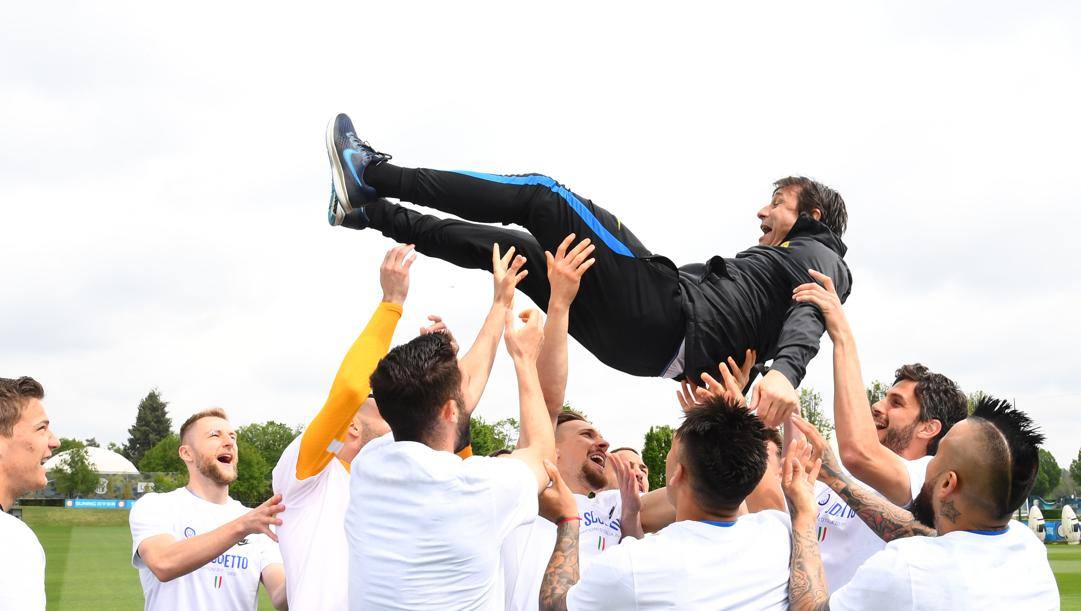 Antonio Conte (51 anni), festeggiato dai propri calciatori ad Appiano Gentile dopo la conquista dello scudetto numero 19: per il tecnico leccese il colpaccio arriva alla seconda stagione sulla panchina dell'Inter. Getty Images 