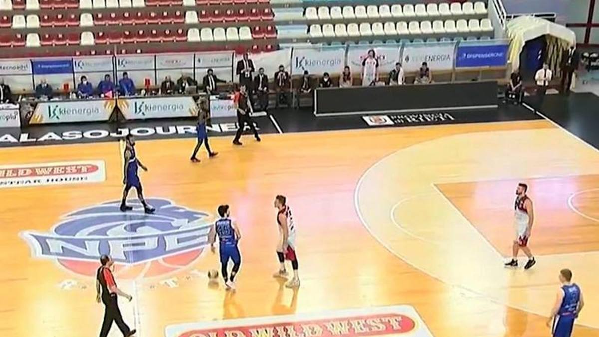 Rieti resta con un solo giocatore in campo, gara sospesa