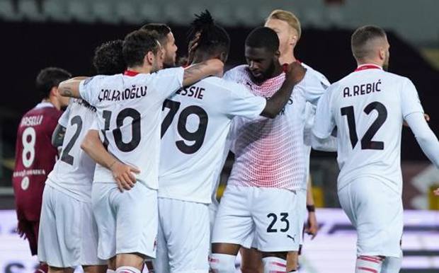 Il Milan esulta dopo la goleada di Torino. LaPresse 
