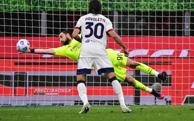 Gigi Donnarumma salva il Milan sul colpo di testa di Godin. Afp 