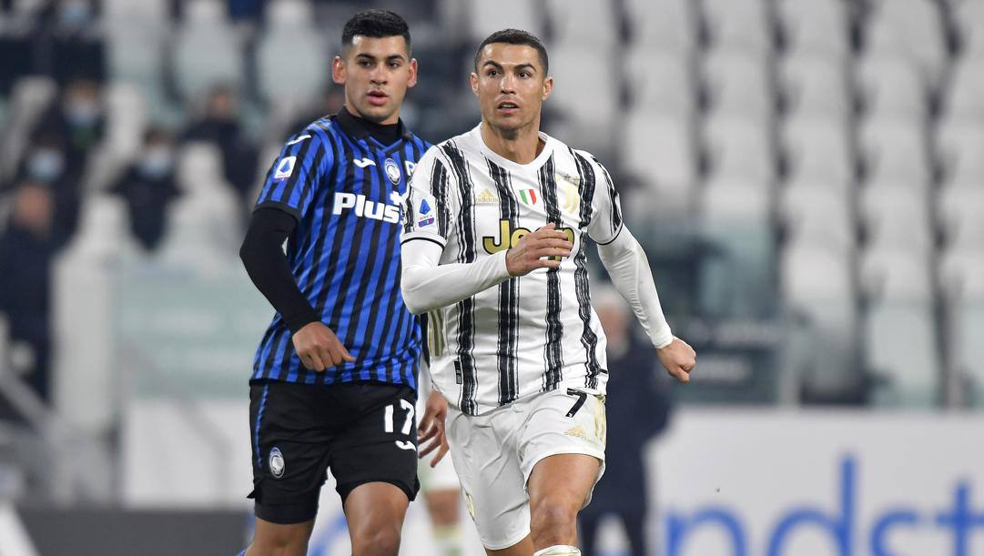 Cristian Romero, 23 anni, contro Cristiano Ronaldo, 36, durante Juventus-Atalanta di Serie A dello scorso 16 dicembre. Getty Images 