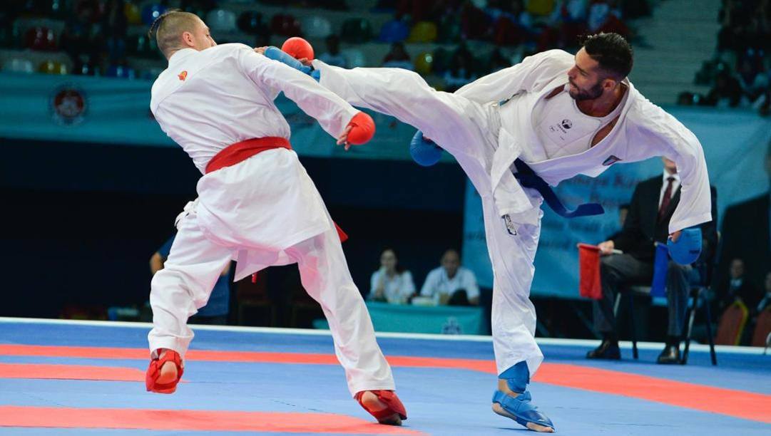 Luigi Busà, a destra, in azione 