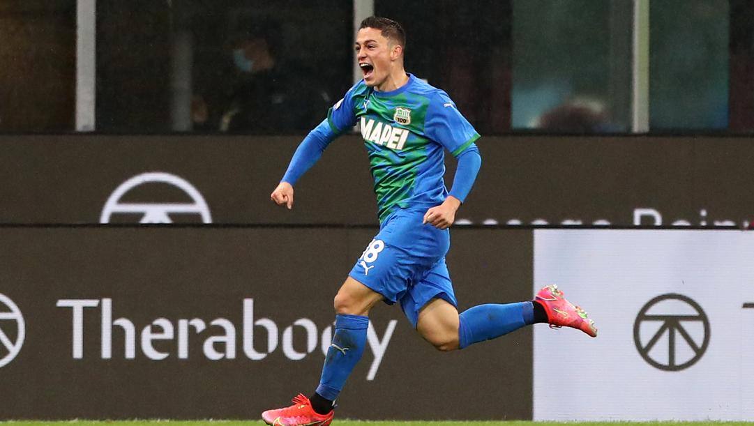 Giacomo Raspadori dopo il 2° gol al Milan. Getty 