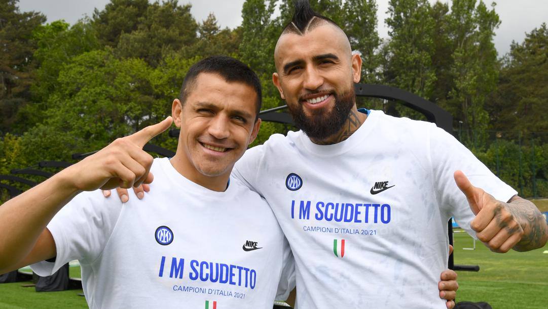 Alexis Sanchez (32 anni) con l'amico connazionale Arturo Vidal (33) ad Appiano Gentile dopo la conquista dello scudetto. Sono legati all'Inter da un contratto in scadenza - rispettivamente - nel 2023 e 2022. GETTY IMAGES 