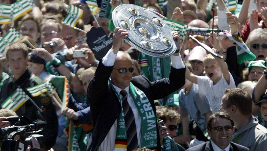 Thomas Schaaf nel 2004 dopo la vittoria della Bundesliga col Werder. Afp 