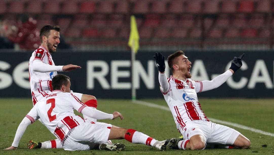 Milan Pavkov festeggia dopo il gol contro il Milan in Europa League 