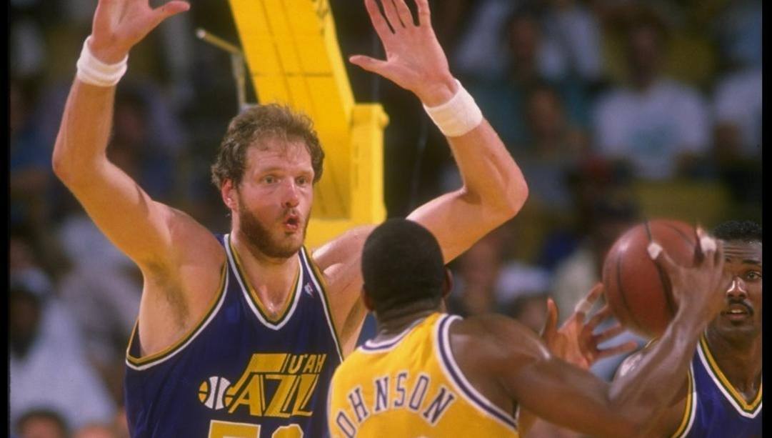 Mark Eaton in difesa contro Magic Johnson. Getty 