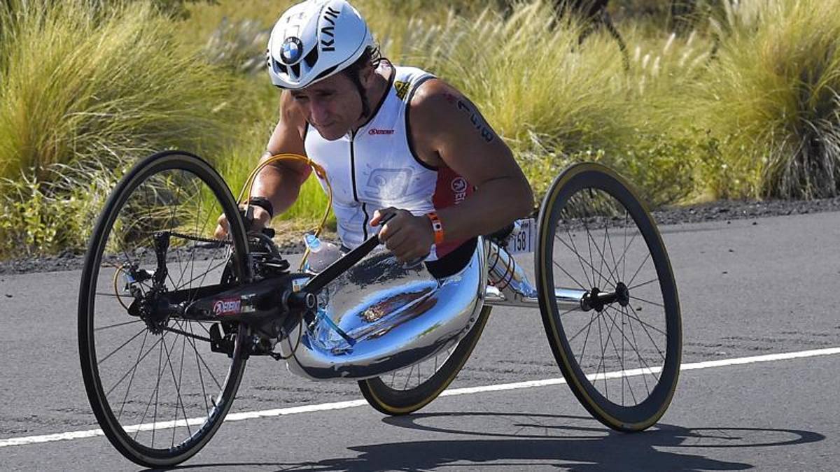 La staffetta di Zanardi: “Andiamo avanti, aspettando il suo ritorno“