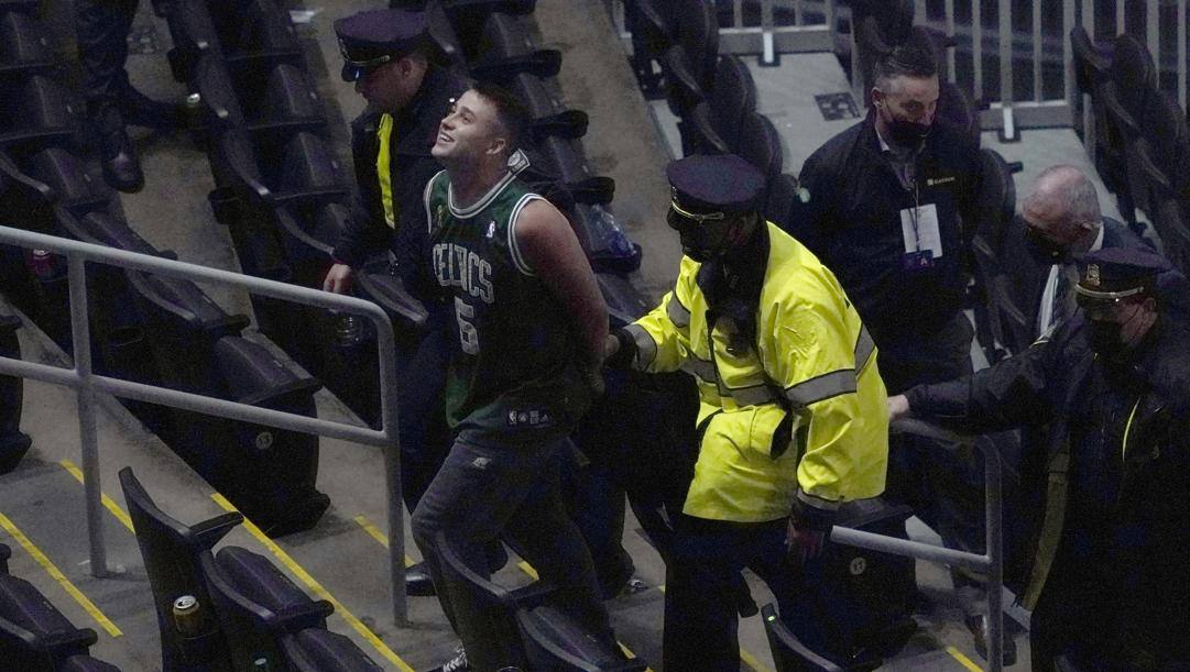 Il 21enne tifoso dei Celtics arrestato per aver lanciato una bottiglietta contro Kyrie Irving. LaPresse 
