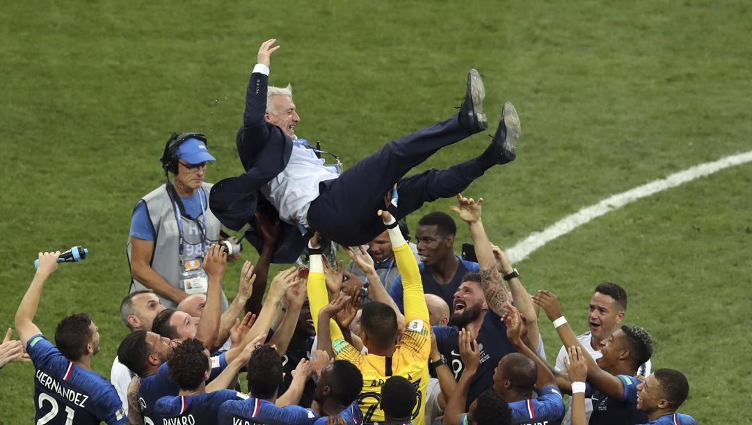 Didier Deschamps portato in trionfo dopo il successo nel Mondiale 2018. Ap 
