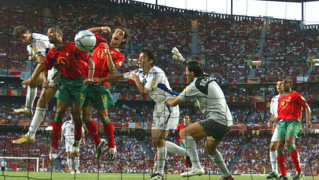 Il gol di Angelos Charisteas, primo a sinistra, nella finale vinta contro il Portogallo. Epa 