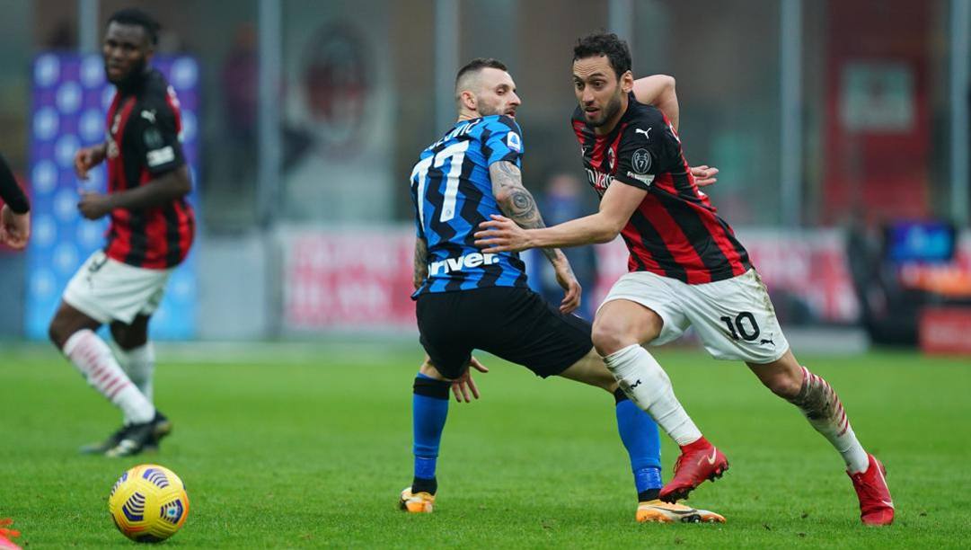 Hakan Calhanoglu nell'ultimo derby contro l'Inter. Lapresse 